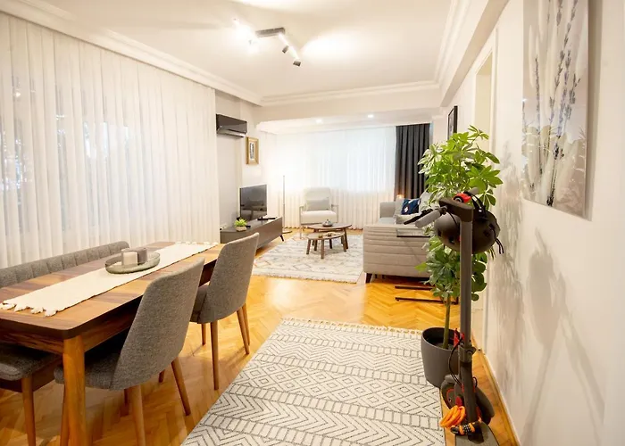 Charming Bagdat Avenue Hideaway, Near Marina